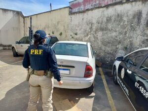 Leia mais sobre o artigo Em Macaé, PRF apreende droga escondida em compartimento oculto de veículo
