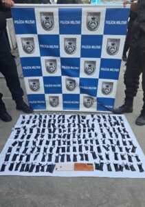 Leia mais sobre o artigo Dois suspeitos são detidos com drogas no Centro de Arraial do Cabo
