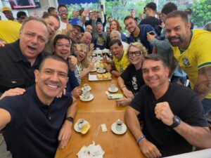 Leia mais sobre o artigo Em café da manhã com os candidatos, Flávio Bolsonaro manda recado aos prefeitos ‘traidores’: não terão apoio à reeleição