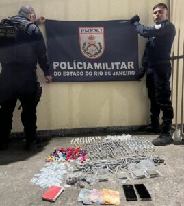 Leia mais sobre o artigo Polícia Militar apreende grande quantidade de drogas durante ação em área de mata em Saquarema