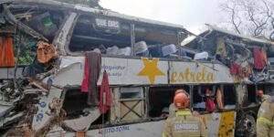 Leia mais sobre o artigo Sobe para nove o número de mortos em acidente com ônibus na Região Serrana; veículo seguia para Copacabana