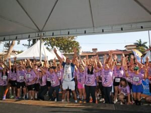 Leia mais sobre o artigo Corrida Búzios por Elas reúne mais de 600 participantes em ação do Agosto Lilás