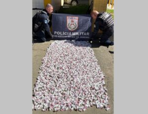 Leia mais sobre o artigo Denúncia anônima leva policiais a esconderijo com 13 kg de cocaína em São Pedro da Aldeia