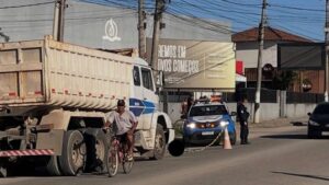 Leia mais sobre o artigo Mulher morre após cair de moto elétrica e ser atropelada por caminhão ao desviar de areia em pista de Araruama