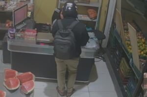 Leia mais sobre o artigo Homem assalta hortifruti à mão armada em Cabo Frio e ameaça funcionária