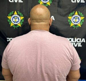 Leia mais sobre o artigo Motorista de transporte escolar de São Pedro da Aldeia é preso após condenação por estupro de vulnerável