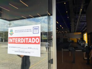 Leia mais sobre o artigo Procon interdita academia em Cabo Frio por funcionamento sem abastecimento de água