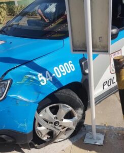 Leia mais sobre o artigo Mulher furta viatura da PM, foge dirigindo até cidade vizinha e é interceptada após bater com veículo no RJ