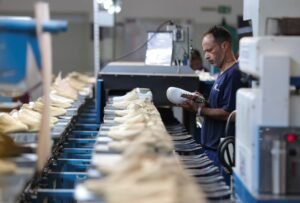 Leia mais sobre o artigo Produção industrial tem pior resultado para agosto em 11 anos; intenção de investir é a menor em 6 anos