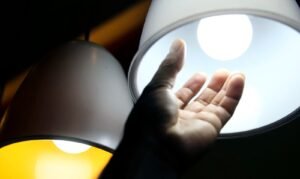 Leia mais sobre o artigo Bandeira amarela: entenda por que Aneel vai manter acréscimo na conta de luz em setembro