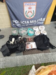 Leia mais sobre o artigo Polícia Militar apreende drogas, artefato explosivo e materiais utilizados pelo tráfico em Araruama
