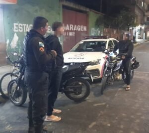Leia mais sobre o artigo Motociclista é flagrado empinando moto em via pública e veículo é recolhido em Arraial do Cabo