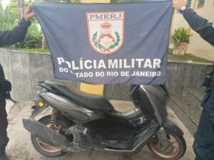 Leia mais sobre o artigo POLÍCIA MILITAR RECUPERA MOTOCICLETA ROUBADA E APREENDE ADOLESCENTE EM ARARUAMA