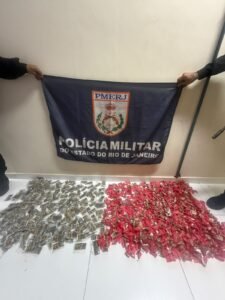 Leia mais sobre o artigo Polícia Militar apreende mais de mil pinos de cocaína em Araruama 