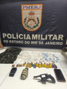 Leia mais sobre o artigo POLÍCIA MILITAR APREENDE ARMA, GRANADA E ENTORPECENTES EM ARARUAMA