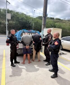 Leia mais sobre o artigo Ação policial apreende drogas e prende dois suspeitos na Boa Vista, em Arraial do Cabo