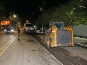 Leia mais sobre o artigo Para reduzir impactos no trânsito, Prefeitura de Búzios realiza recapeamento em trecho da José Bento Ribeiro Dantas à noite