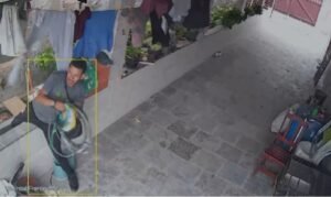 Leia mais sobre o artigo Câmera registra furto em casa no Vinhateiro, em São Pedro da Aldeia