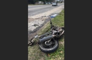 Leia mais sobre o artigo Batida entre motos deixa três pessoas feridas na RJ-106, em Araruama