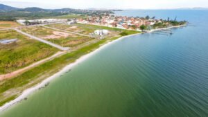Leia mais sobre o artigo Praia das Pedras de Sapiatiba recebe a certificação Bandeira Azul para a temporada 2026/2027