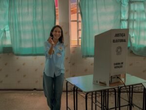Leia mais sobre o artigo Dra. Gabriela vota em Cabo Frio após campanha marcada pela proximidade com a população