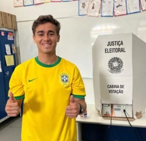 Leia mais sobre o artigo Nikolas Ferreira se torna o deputado federal mais votado da história do Brasil