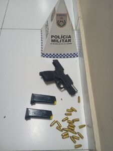 Leia mais sobre o artigo POLÍCIA MILITAR APREENDE PISTOLA E 21 MUNIÇÕES DURANTE EVENTO EM ARARUAMA