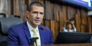 Leia mais sobre o artigo Em primeiro discurso como governador eleito, Douglas Ruas promete manter as ‘portas abertas’ à oposição