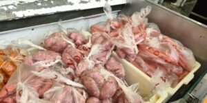 Leia mais sobre o artigo Vigilância Sanitária descarta 60 kg de alimentos fora da validade em supermercado do Jardim Esperança
