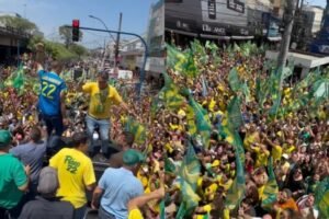 Leia mais sobre o artigo Flávio Bolsonaro reúne multidão em São Gonçalo após vitória de Douglas Ruas — e do PL — no Rio de Janeiro