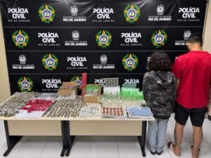 Leia mais sobre o artigo Caminhão abandonado era esconderijo de drogas em Cabo Frio; mais de 500 porções apreendidas