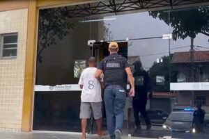 Leia mais sobre o artigo Homem condenado por estuprar a filha de 7 anos é preso em Araruama