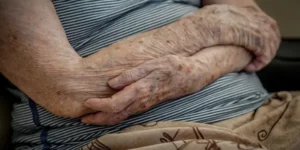 Leia mais sobre o artigo Projeto que cria patrulha da PM para acompanhar medidas protetivas de pessoas idosas é aprovado na Alerj