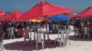 Leia mais sobre o artigo Turistas denunciam consumação mínima de até R$ 500 em barracas da Praia do Forte, em Cabo Frio